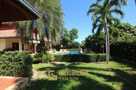 White Lotus 2 : 5 Bedroom, Balinese Style, Luxury Pool Villa close to Hua Hin Town