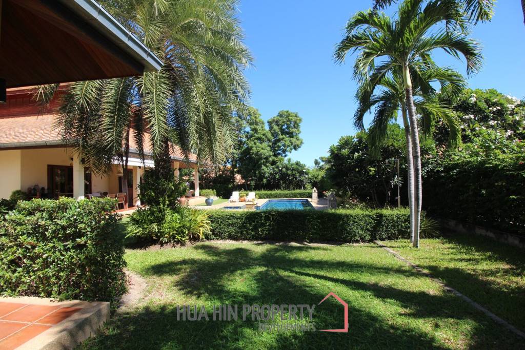 White Lotus 2 : 5 Bedroom, Balinese Style, Luxury Pool Villa close to Hua Hin Town