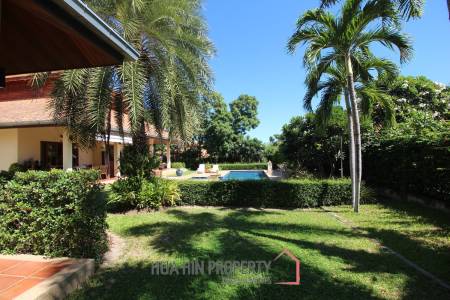 White Lotus 2 : 5 Bedroom, Balinese Style, Luxury Pool Villa close to Hua Hin Town