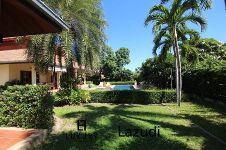 White Lotus 2 : 5 Bedroom, Balinese Style, Luxury Pool Villa close to Hua Hin Town