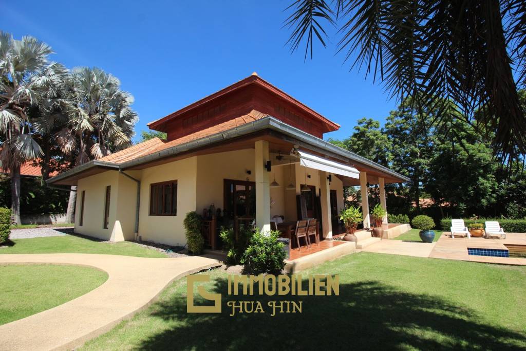 White Lotus 2 : 5 Bedroom, Balinese Style, Luxury Pool Villa close to Hua Hin Town