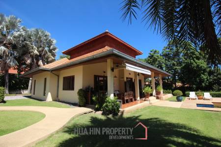 White Lotus 2 : 5 Bedroom, Balinese Style, Luxury Pool Villa close to Hua Hin Town