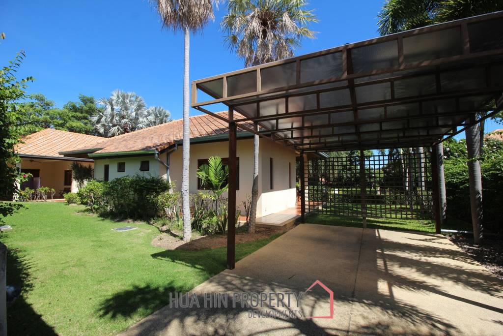 White Lotus 2 : 5 Bedroom, Balinese Style, Luxury Pool Villa close to Hua Hin Town