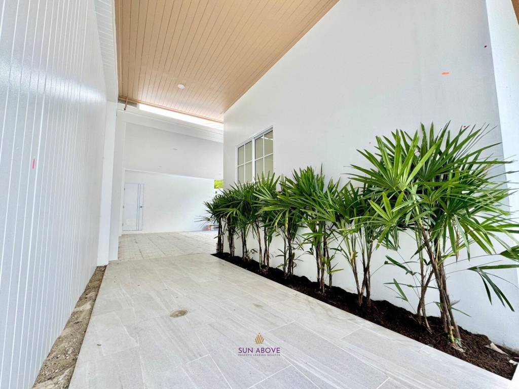 Modern  5-Bedroom Villa Near BISP In Koh Kaew, Phuket