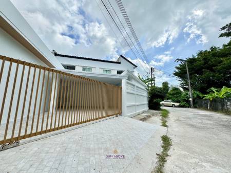 Modern  5-Bedroom Villa Near BISP In Koh Kaew, Phuket