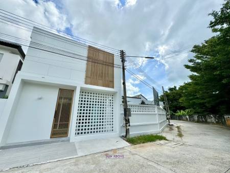 Modern  5-Bedroom Villa Near BISP In Koh Kaew, Phuket