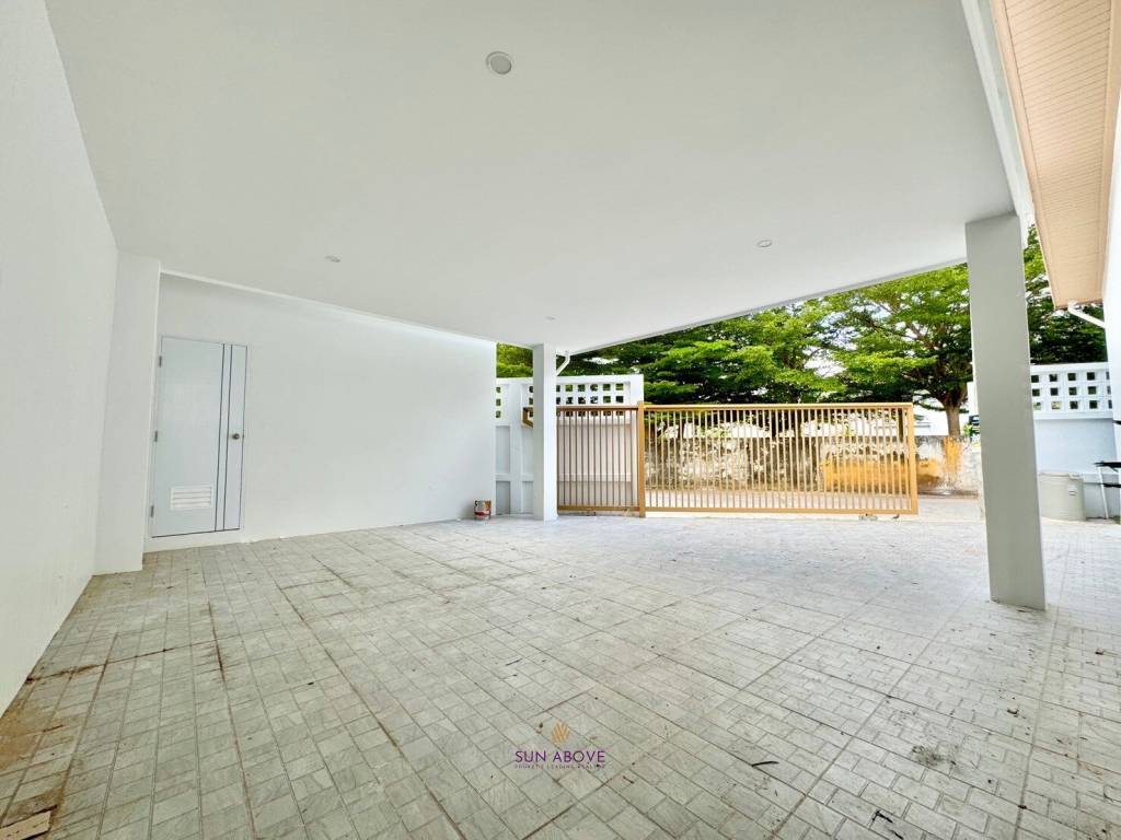 Modern  5-Bedroom Villa Near BISP In Koh Kaew, Phuket