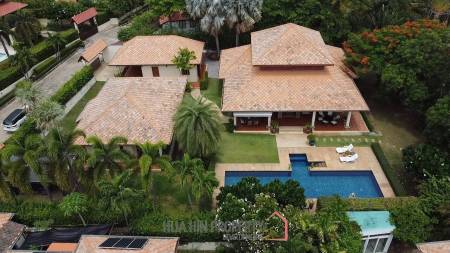 White Lotus 2: 5 Bedroom, Balinese Style, Luxury Pool Villa close to Hua Hin Town