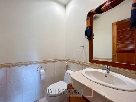White Lotus 2: 5 Bedroom, Balinese Style, Luxury Pool Villa close to Hua Hin Town
