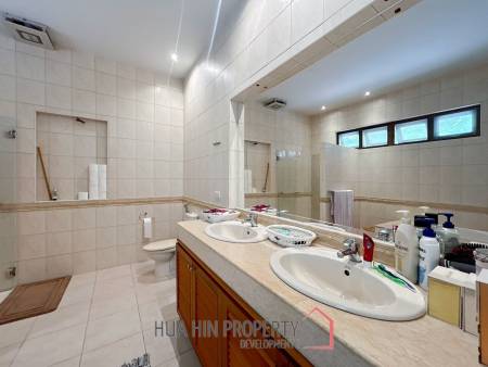 White Lotus 2: 5 Bedroom, Balinese Style, Luxury Pool Villa close to Hua Hin Town
