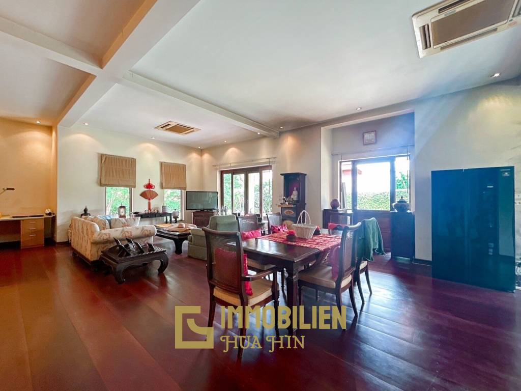 White Lotus 2: 5 Bedroom, Balinese Style, Luxury Pool Villa close to Hua Hin Town