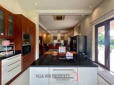 White Lotus 2: 5 Bedroom, Balinese Style, Luxury Pool Villa close to Hua Hin Town