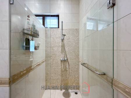 White Lotus 2: 5 Bedroom, Balinese Style, Luxury Pool Villa close to Hua Hin Town