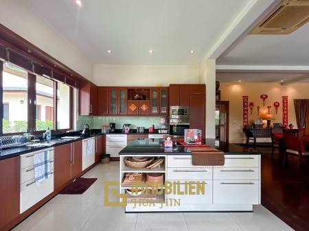 White Lotus 2: 5 Bedroom, Balinese Style, Luxury Pool Villa close to Hua Hin Town