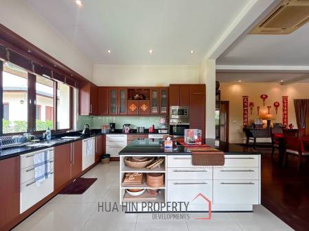 White Lotus 2: 5 Bedroom, Balinese Style, Luxury Pool Villa close to Hua Hin Town
