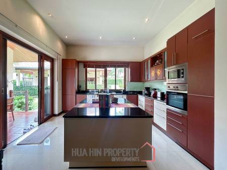White Lotus 2: 5 Bedroom, Balinese Style, Luxury Pool Villa close to Hua Hin Town