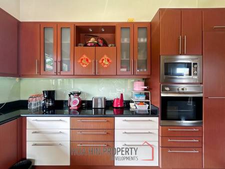 White Lotus 2: 5 Bedroom, Balinese Style, Luxury Pool Villa close to Hua Hin Town