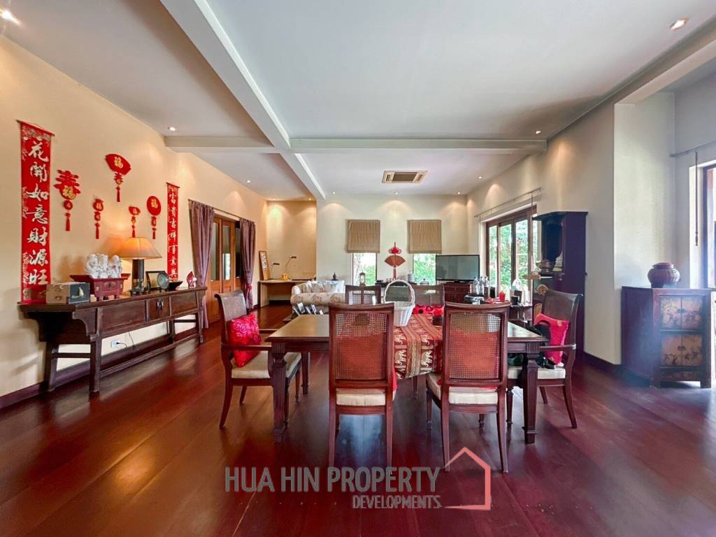 White Lotus 2: 5 Bedroom, Balinese Style, Luxury Pool Villa close to Hua Hin Town