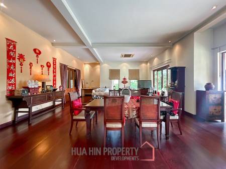 White Lotus 2: 5 Bedroom, Balinese Style, Luxury Pool Villa close to Hua Hin Town