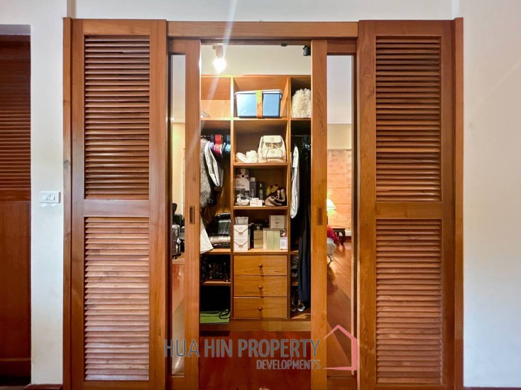 White Lotus 2: 5 Bedroom, Balinese Style, Luxury Pool Villa close to Hua Hin Town