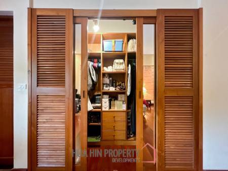 White Lotus 2: 5 Bedroom, Balinese Style, Luxury Pool Villa close to Hua Hin Town