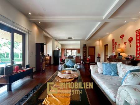 White Lotus 2: 5 Bedroom, Balinese Style, Luxury Pool Villa close to Hua Hin Town