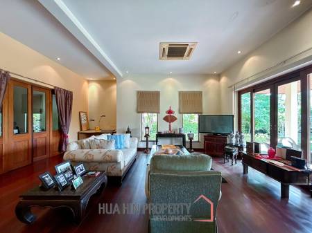 White Lotus 2: 5 Bedroom, Balinese Style, Luxury Pool Villa close to Hua Hin Town
