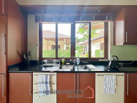 White Lotus 2: 5 Bedroom, Balinese Style, Luxury Pool Villa close to Hua Hin Town