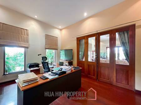 White Lotus 2: 5 Bedroom, Balinese Style, Luxury Pool Villa close to Hua Hin Town