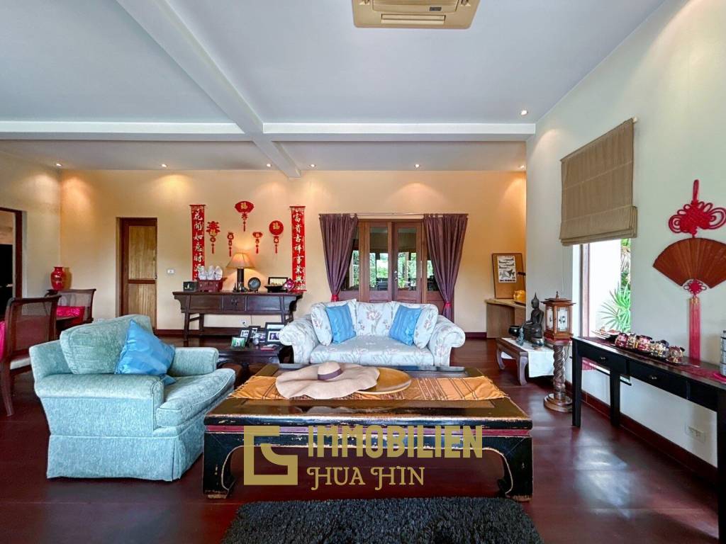 White Lotus 2: 5 Bedroom, Balinese Style, Luxury Pool Villa close to Hua Hin Town