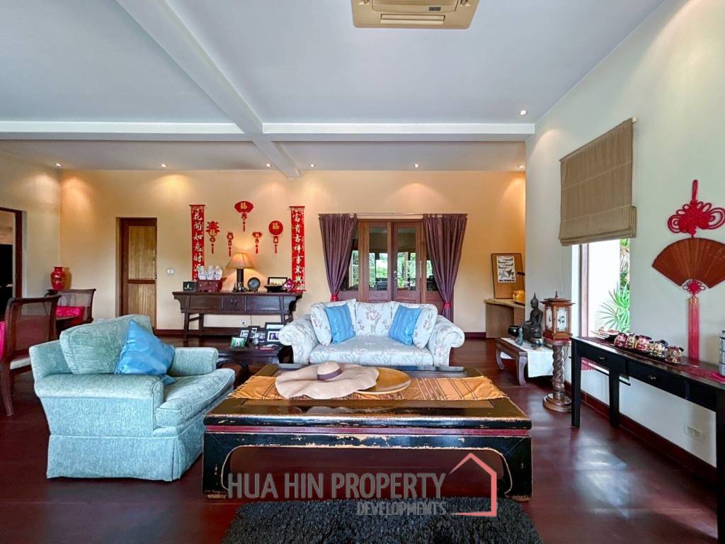 White Lotus 2: 5 Bedroom, Balinese Style, Luxury Pool Villa close to Hua Hin Town