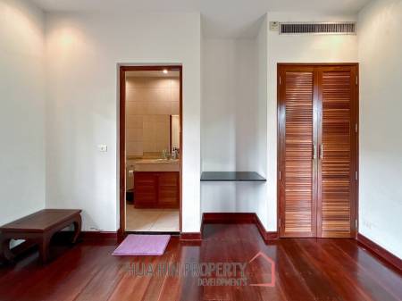 White Lotus 2: 5 Bedroom, Balinese Style, Luxury Pool Villa close to Hua Hin Town
