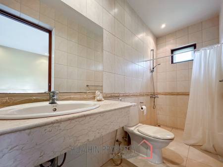 White Lotus 2: 5 Bedroom, Balinese Style, Luxury Pool Villa close to Hua Hin Town