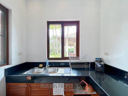 White Lotus 2: 5 Bedroom, Balinese Style, Luxury Pool Villa close to Hua Hin Town