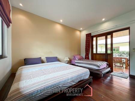 White Lotus 2: 5 Bedroom, Balinese Style, Luxury Pool Villa close to Hua Hin Town