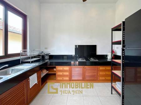 White Lotus 2: 5 Bedroom, Balinese Style, Luxury Pool Villa close to Hua Hin Town