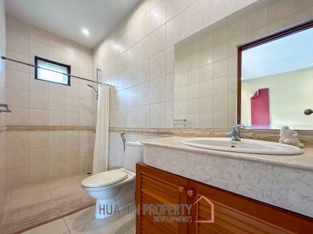 White Lotus 2: 5 Bedroom, Balinese Style, Luxury Pool Villa close to Hua Hin Town