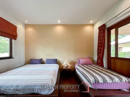 White Lotus 2: 5 Bedroom, Balinese Style, Luxury Pool Villa close to Hua Hin Town