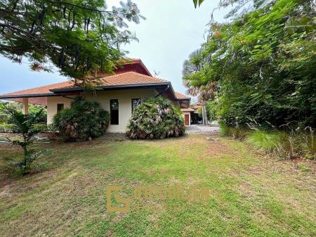 White Lotus 2: 5 Bedroom, Balinese Style, Luxury Pool Villa close to Hua Hin Town