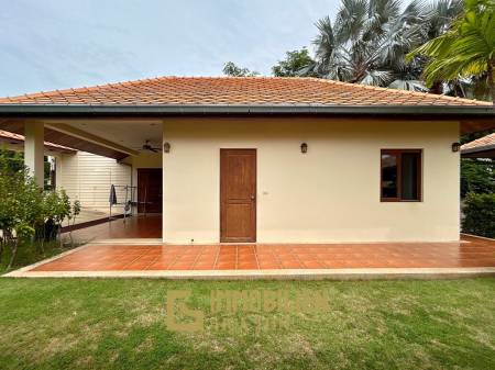 White Lotus 2: 5 Bedroom, Balinese Style, Luxury Pool Villa close to Hua Hin Town