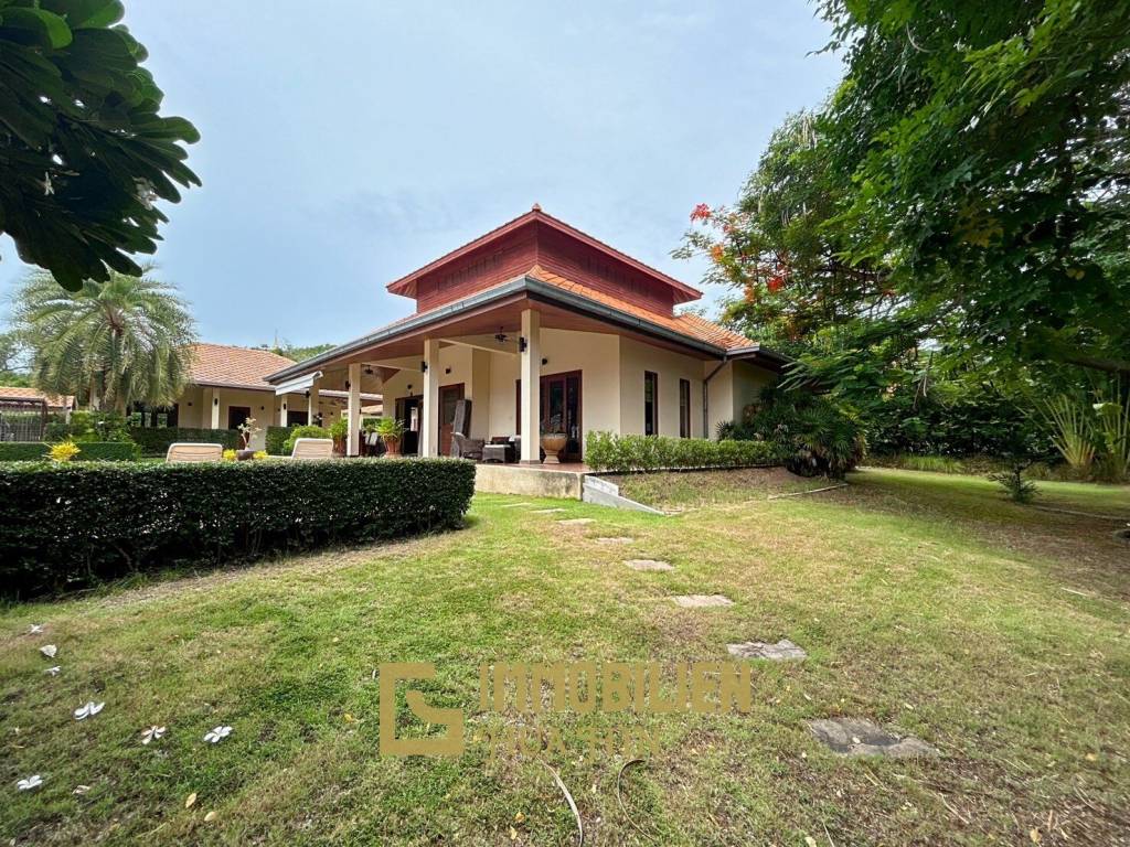 White Lotus 2: 5 Bedroom, Balinese Style, Luxury Pool Villa close to Hua Hin Town