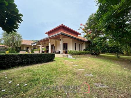 White Lotus 2: 5 Bedroom, Balinese Style, Luxury Pool Villa close to Hua Hin Town