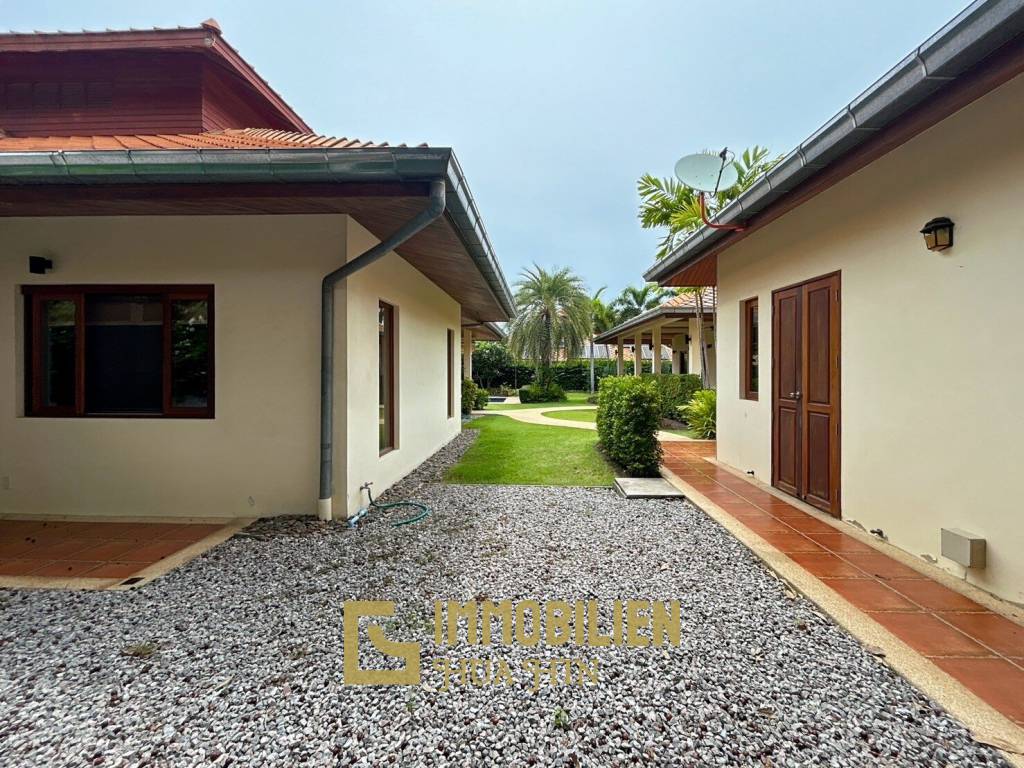 White Lotus 2: 5 Bedroom, Balinese Style, Luxury Pool Villa close to Hua Hin Town