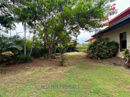 White Lotus 2: 5 Bedroom, Balinese Style, Luxury Pool Villa close to Hua Hin Town