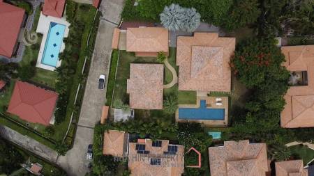 White Lotus 2: 5 Bedroom, Balinese Style, Luxury Pool Villa close to Hua Hin Town