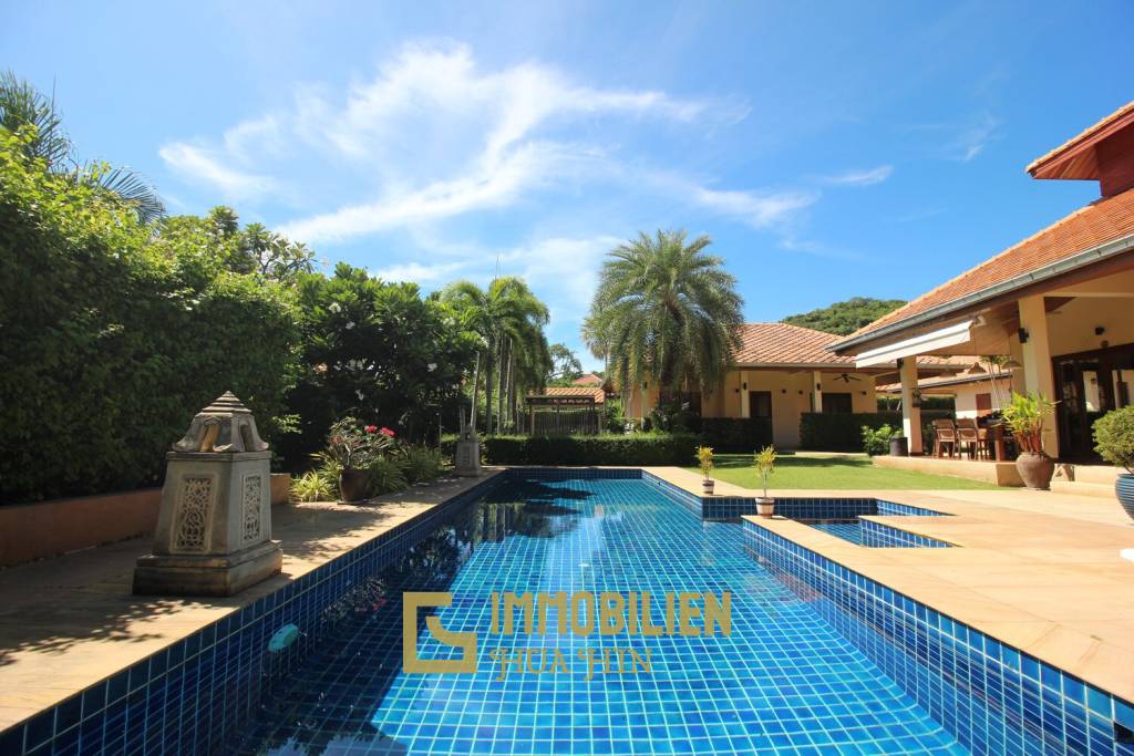 White Lotus 2: 5 Bedroom, Balinese Style, Luxury Pool Villa close to Hua Hin Town