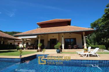 White Lotus 2: 5 Bedroom, Balinese Style, Luxury Pool Villa close to Hua Hin Town