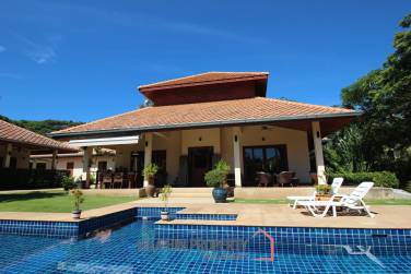 White Lotus 2: 5 Bedroom, Balinese Style, Luxury Pool Villa close to Hua Hin Town
