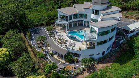 Incredible 7-Bedroom Mansion with Sea and Sunset View