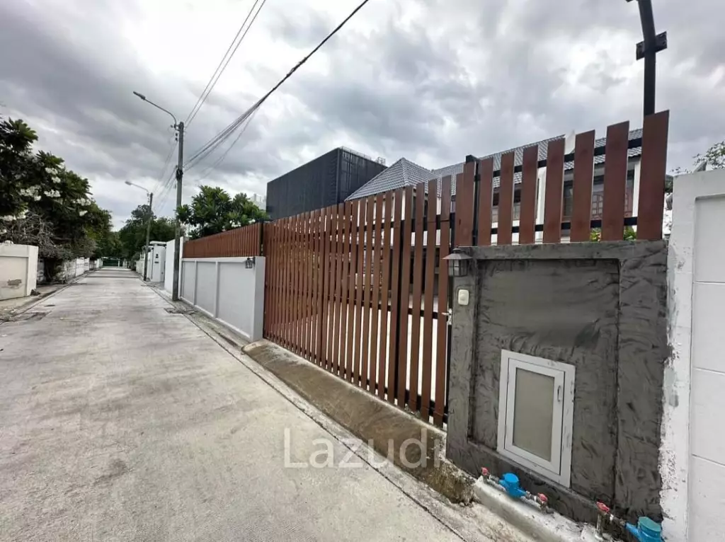 Newly Renovated Modern Home Office for rent in Srinakarin 38